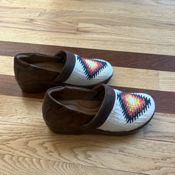 Born Bailie Clogs - Picture 2 of 5